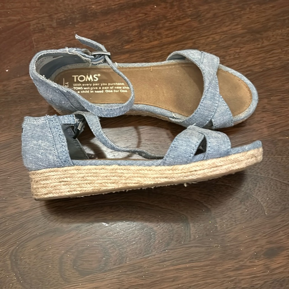 Girls Tom’s mini wedges